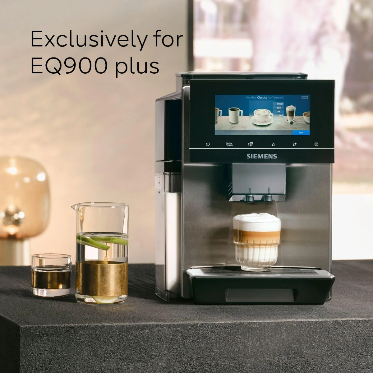 Siemens Čisticí patrona pro EQ900 plus (TZ800Z1) – ilustrační foto kávovaru Siemens EQ900 plus s dotykovým displejem a