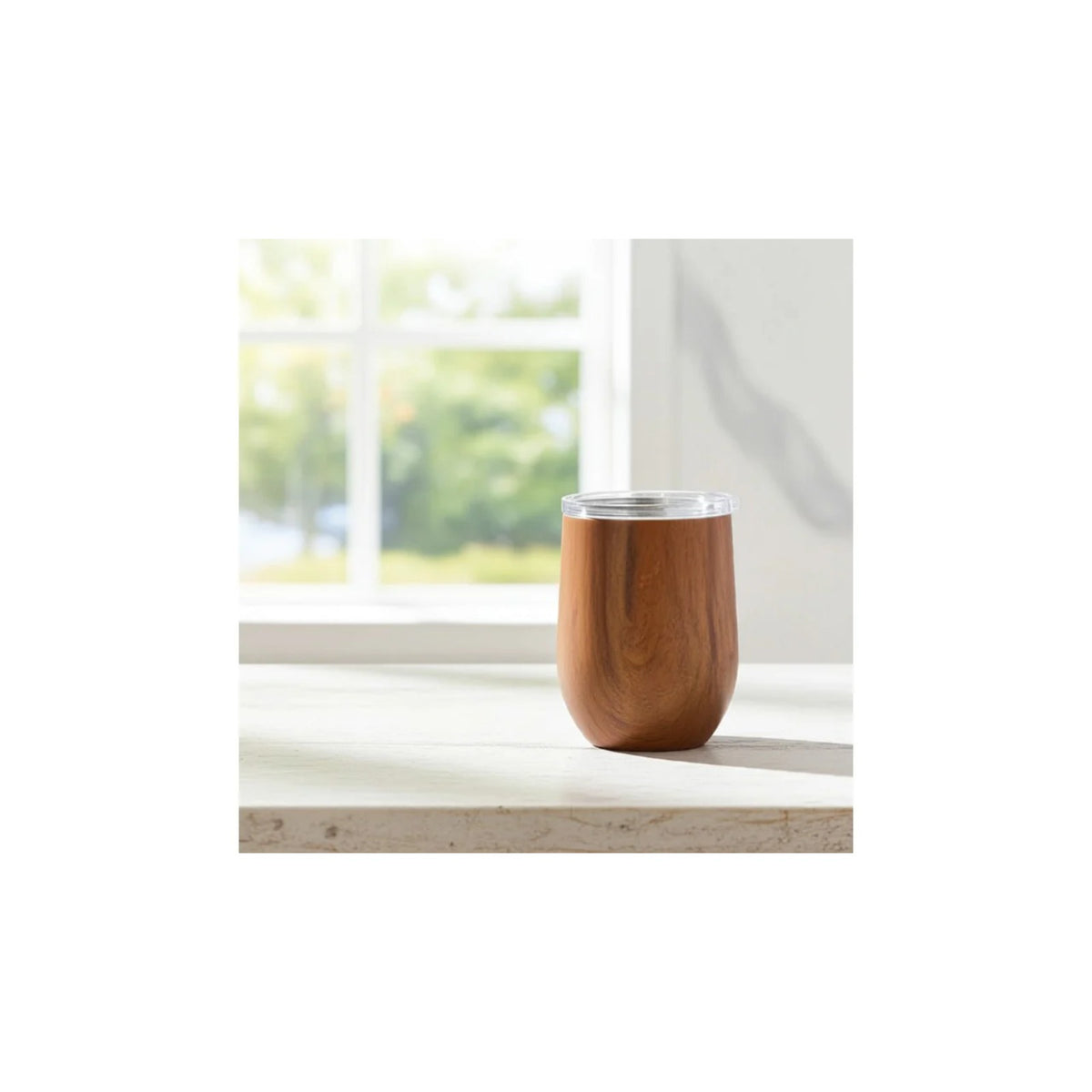 Aquafloow Wooden Yerba Maté thermocup 355 ml – brown wooden cup with transparent lid standing on a windowsill