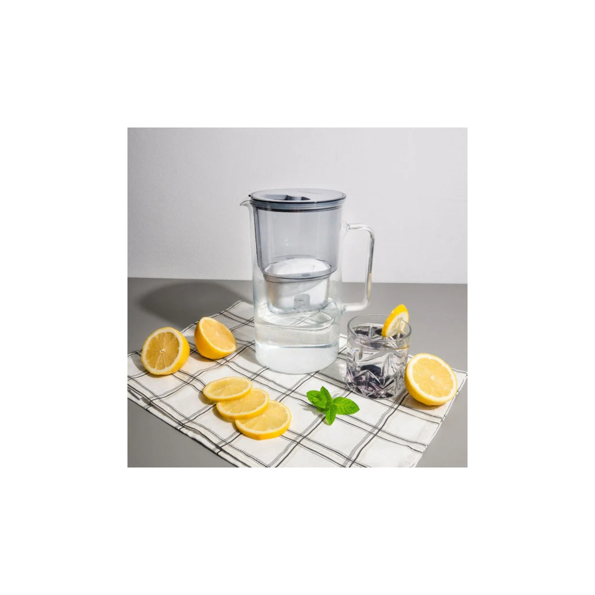 Aquafloow FlowFlux filtrační patrona do konvice (náhrada Brita Maxtra / Maxtra+) vložená v průhledné džbánové konvici s