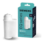 Bílá filtrační patrona Brita Intenza vedle tyrkysového obalu Siemens EQ series s nápisem BRITA