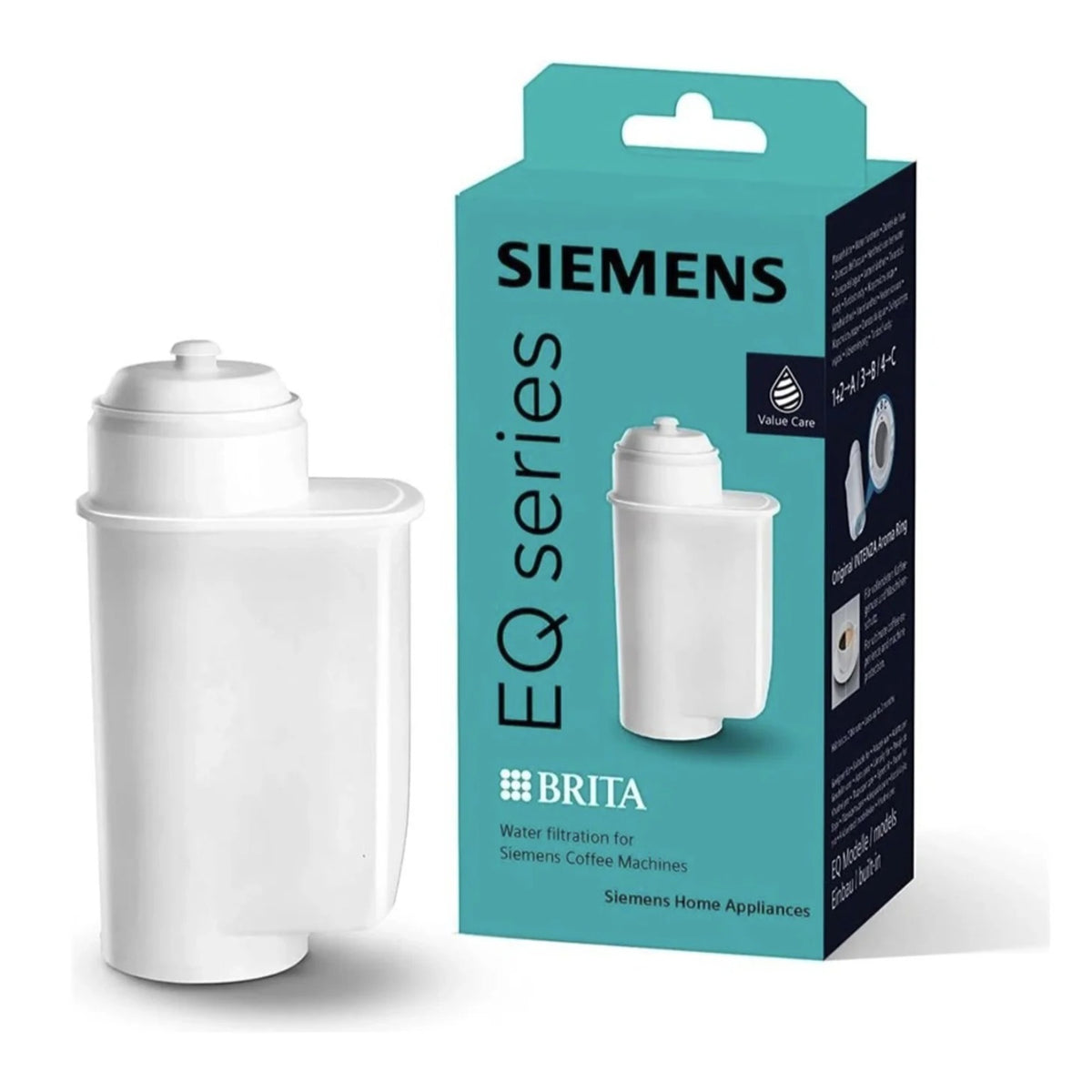 Bílá filtrační patrona Brita Intenza vedle tyrkysového obalu Siemens EQ series s nápisem BRITA